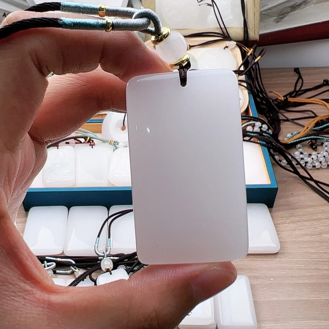 石英质玉（金丝玉）未镶嵌颈饰