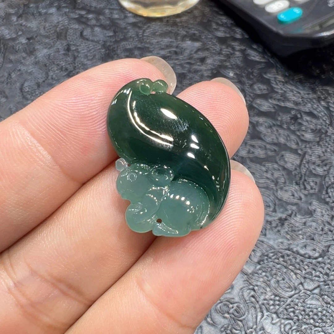 翡翠未镶嵌颈饰松鼠