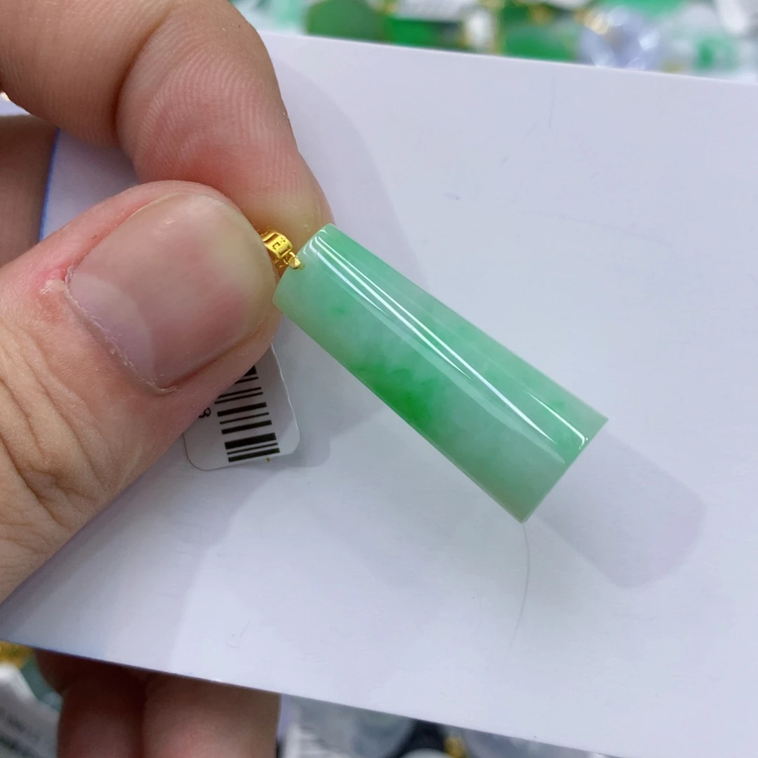翡翠18K金镶嵌颈饰翡翠
