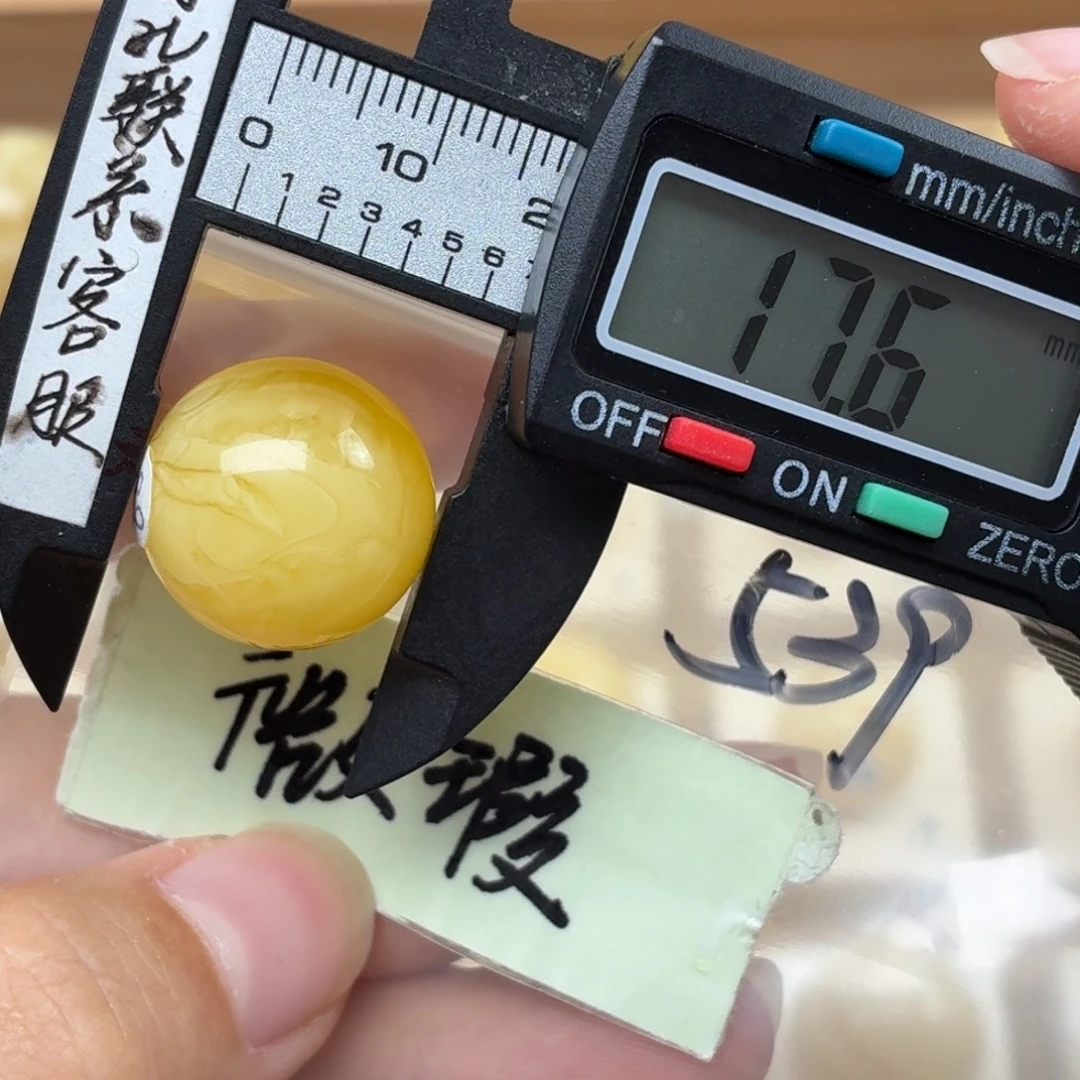 我***谁裸石蜜蜡未镶嵌蜜蜡