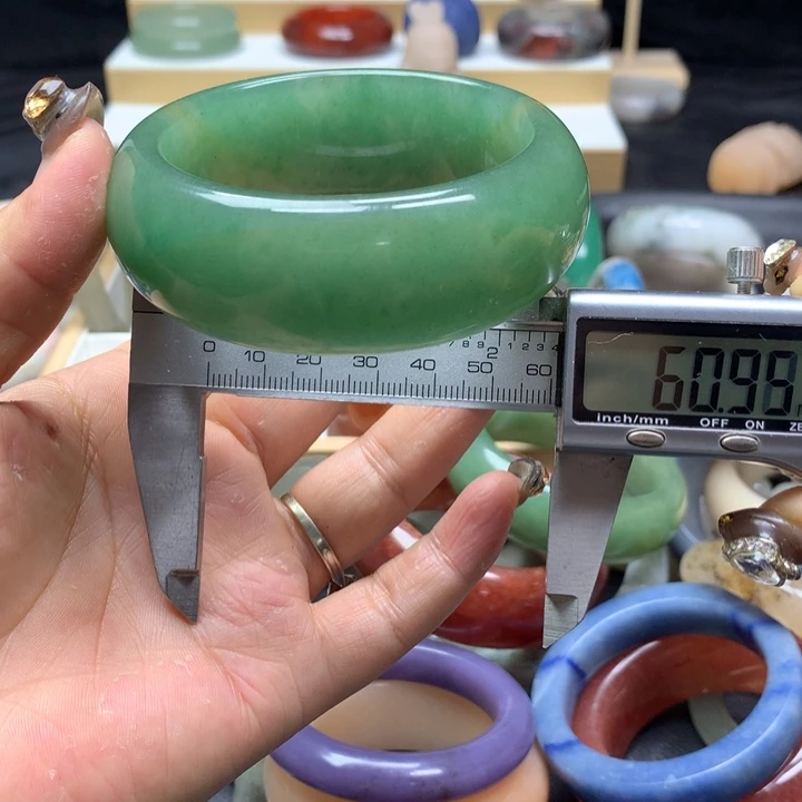 未镶嵌手镯石英质玉