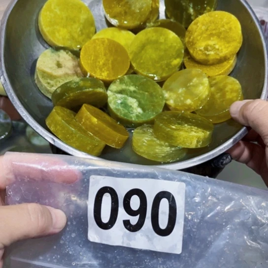 未镶嵌蛇纹石玉珠宝奇石