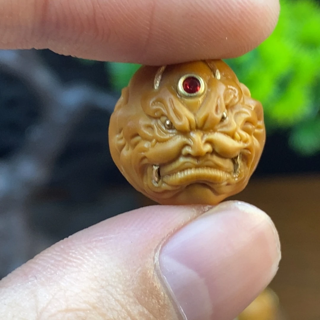 猴头核桃吊坠牛佛爷镶嵌