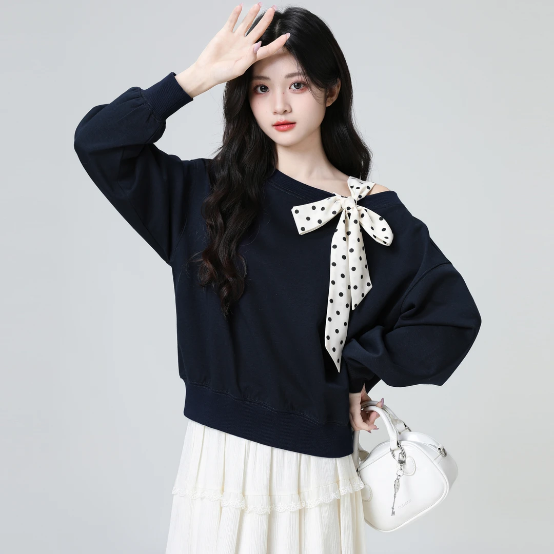 藏蓝色斜肩卫衣女秋季2025春秋新款巨好看的蝴蝶结系带露肩短上衣