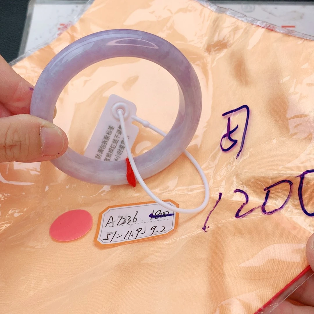 翡翠手镯未镶嵌护****）翡翠