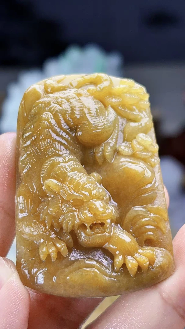 天然缅甸翡翠满色鸡油黄翡老虎吊牌毛货买断需抛光尺寸57-37-13.5