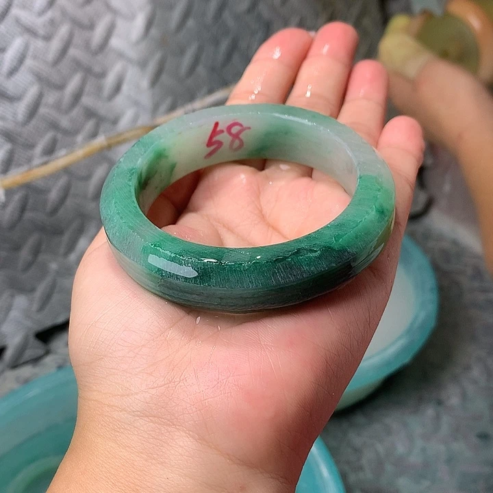 未镶嵌手镯石英岩玉定制