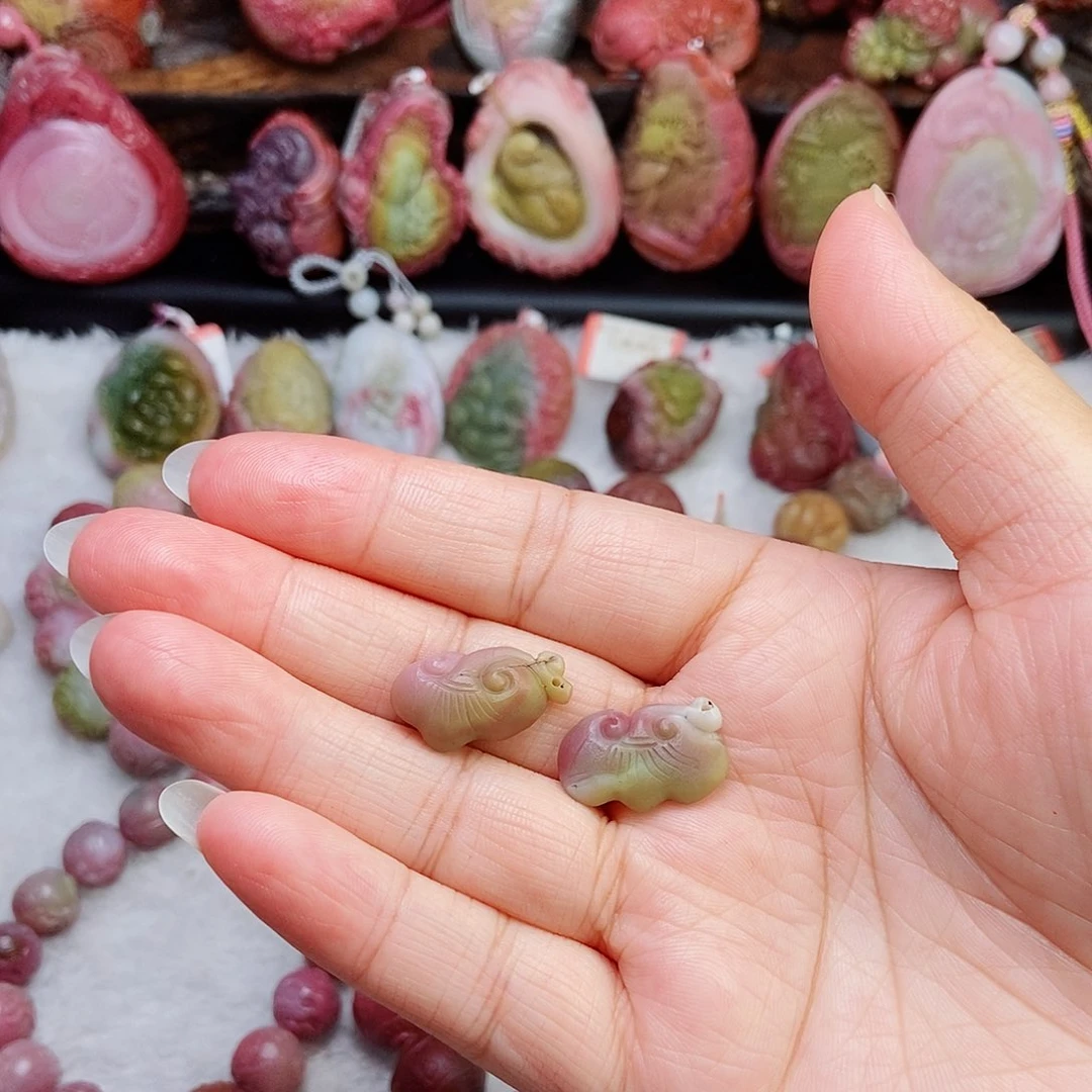 颈饰未镶嵌石英质玉（盐源）
