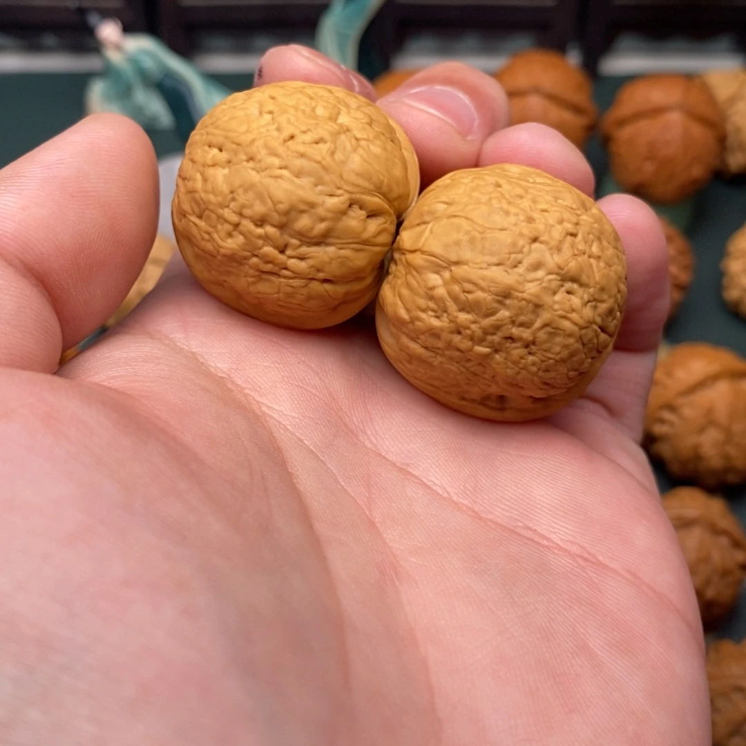 文玩核桃把件鱼籽纹