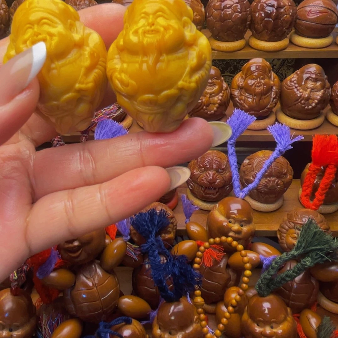 橄榄核吊坠黄财神手球