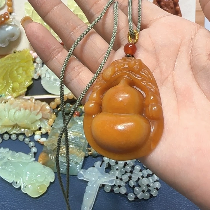 未镶嵌蛇纹石玉吊坠