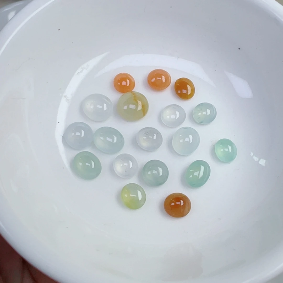 翡翠散珠蛋面一颗