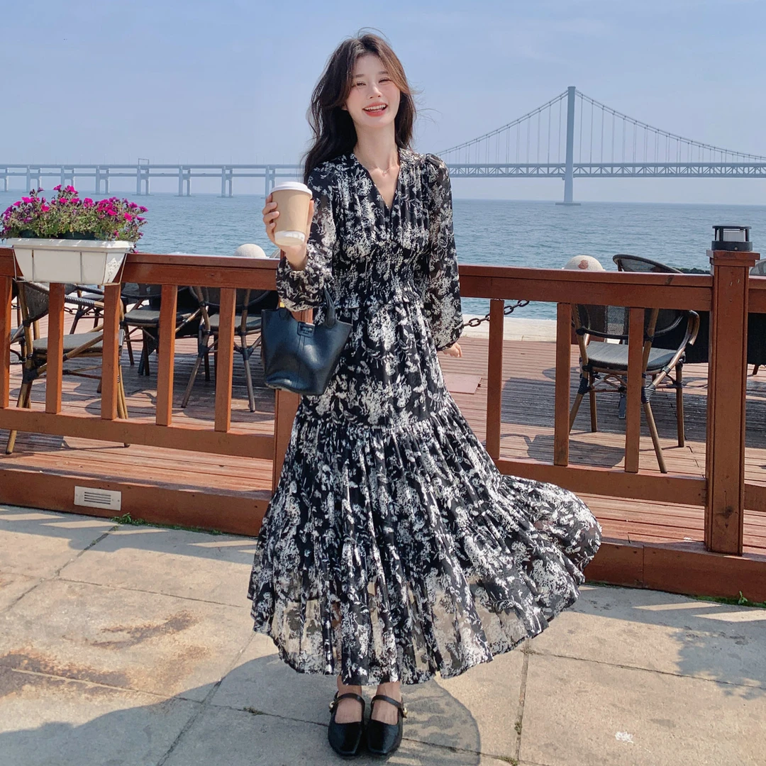 法式减龄收腰V领碎花连衣裙女早秋2025新款流行爆款漂亮洋气长裙