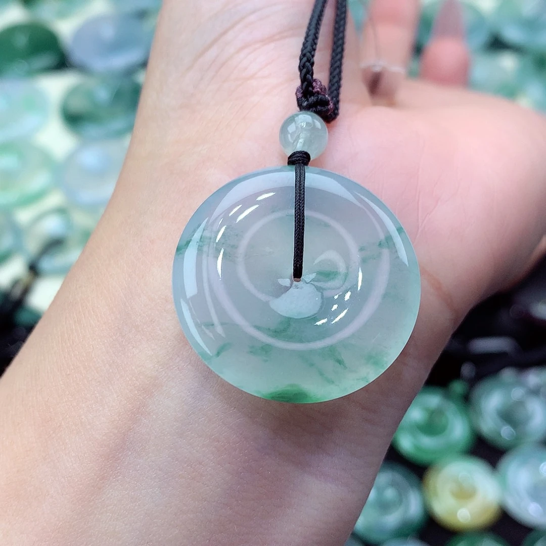 翡翠未镶嵌颈饰编号109。尺寸28.4-5.4