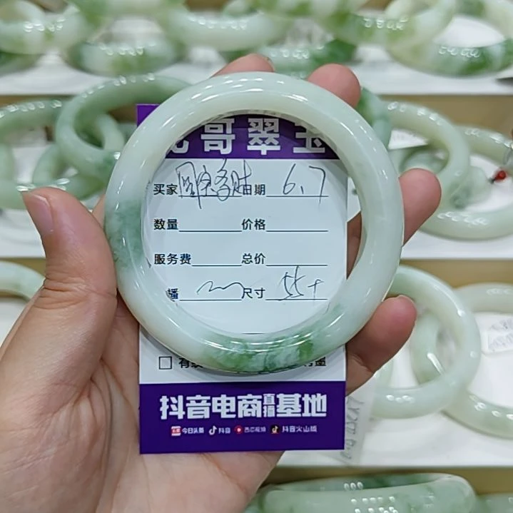 透闪石-蛇纹石玉未镶嵌手镯圆****亿