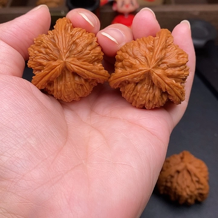 A***划文玩核桃把件白奔