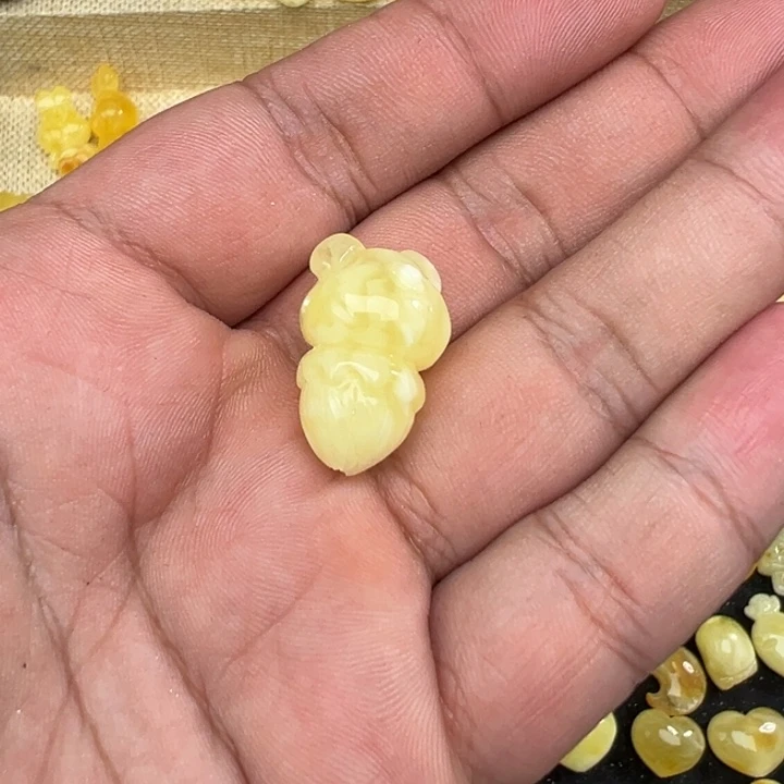 琥珀吊坠(不含链)未镶嵌小***兔三通