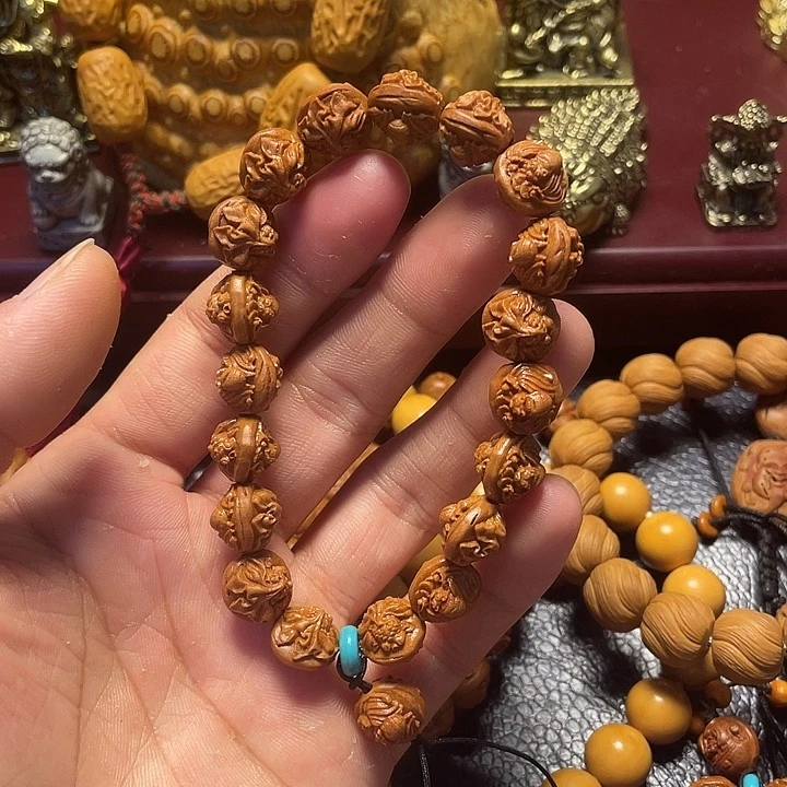 龙纹桃核雕刻富贵有余