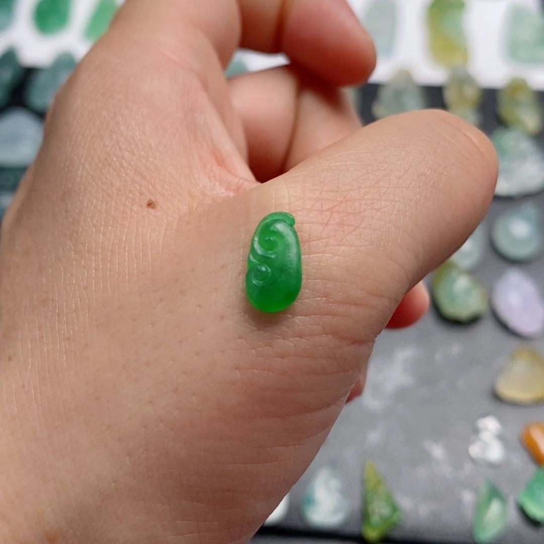 定制翡翠未镶嵌如意