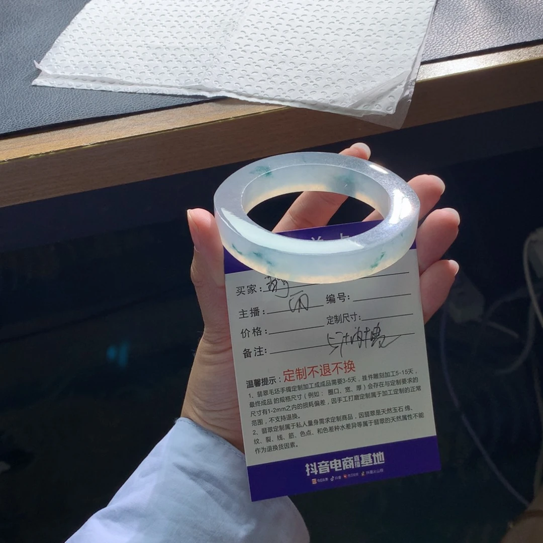 未镶嵌翡翠手镯定制翡翠静**争