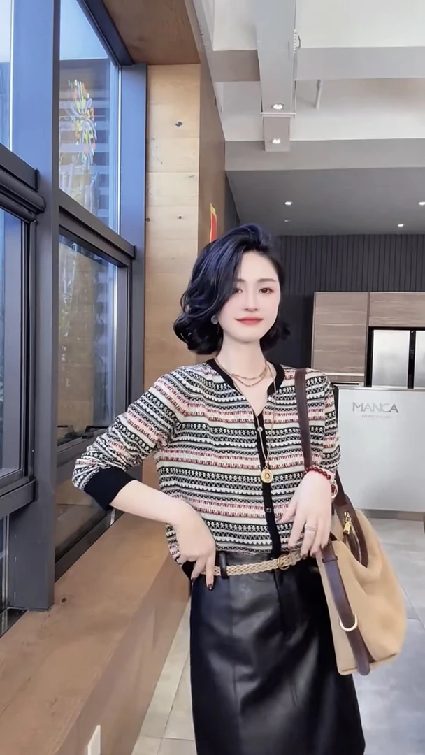 韩版复古长袖翻领领口带扣印花上衣女2025早秋慵懒风设计感针织衫