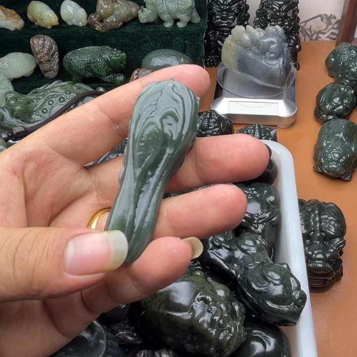 和田玉未镶嵌把件