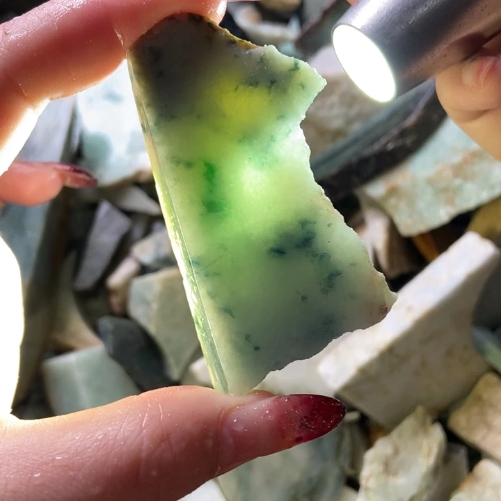 翡翠颈饰未镶嵌天然翡翠