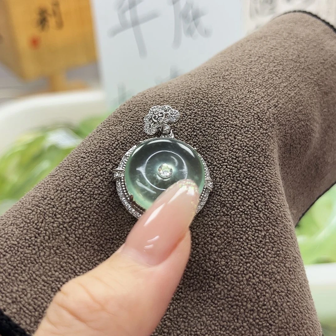 爱***。蛇纹石玉未镶嵌手镯