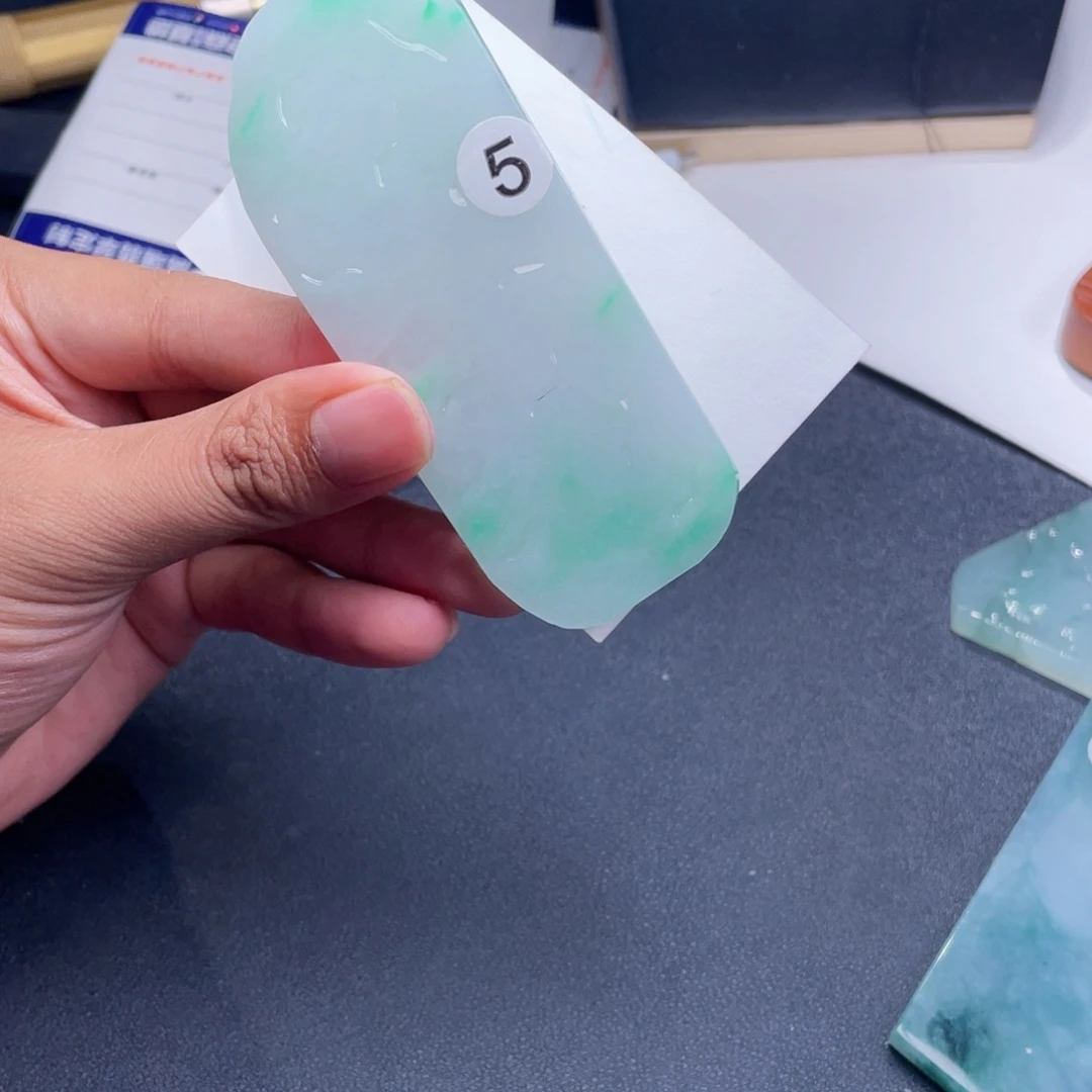 定制翡翠未镶嵌白底青牌子料