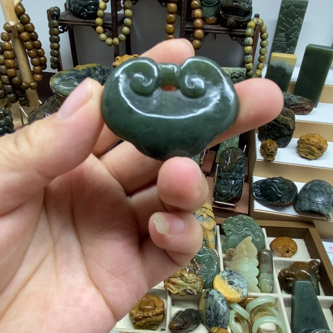 岫岩老玉（透闪石质玉）未镶嵌把件波*