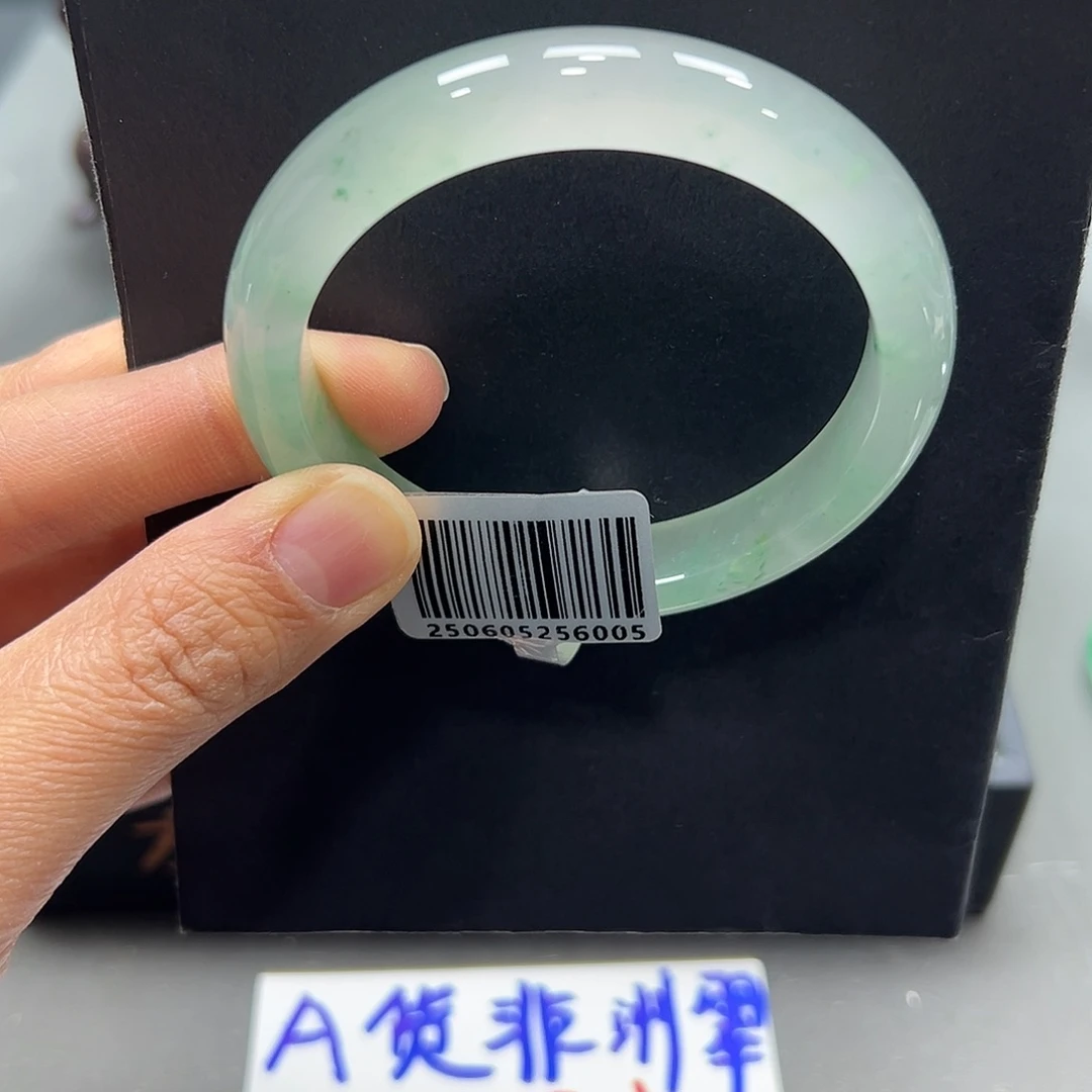 那***见石英质玉未镶嵌手镯