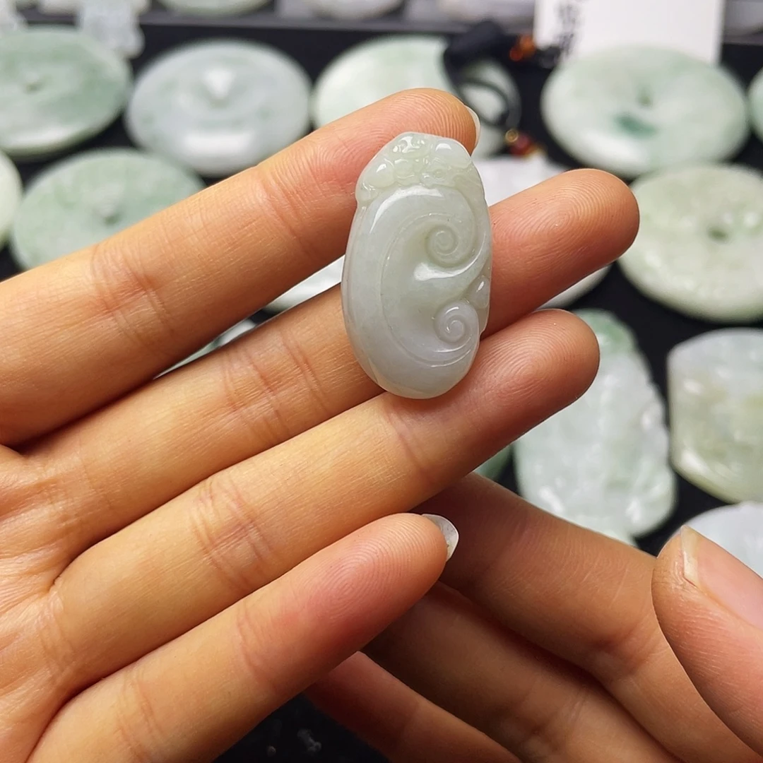 翡翠未镶嵌颈饰如意