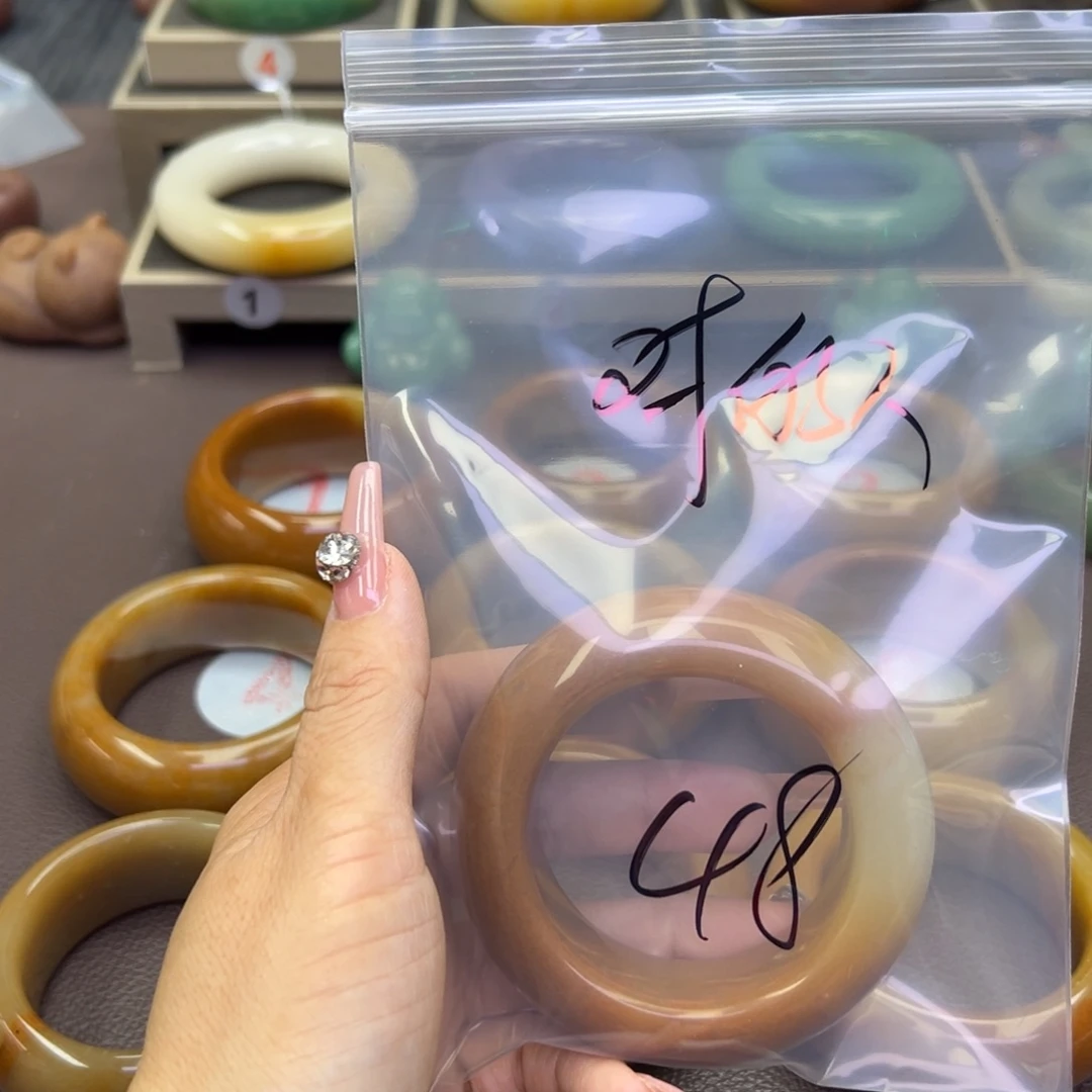 未镶嵌手镯石英岩玉对*人