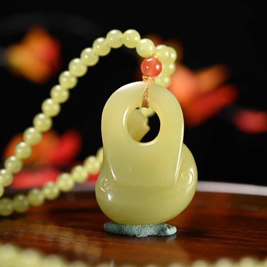 LOT8815 2512090060和田玉黄玉无相佛挂件/保利