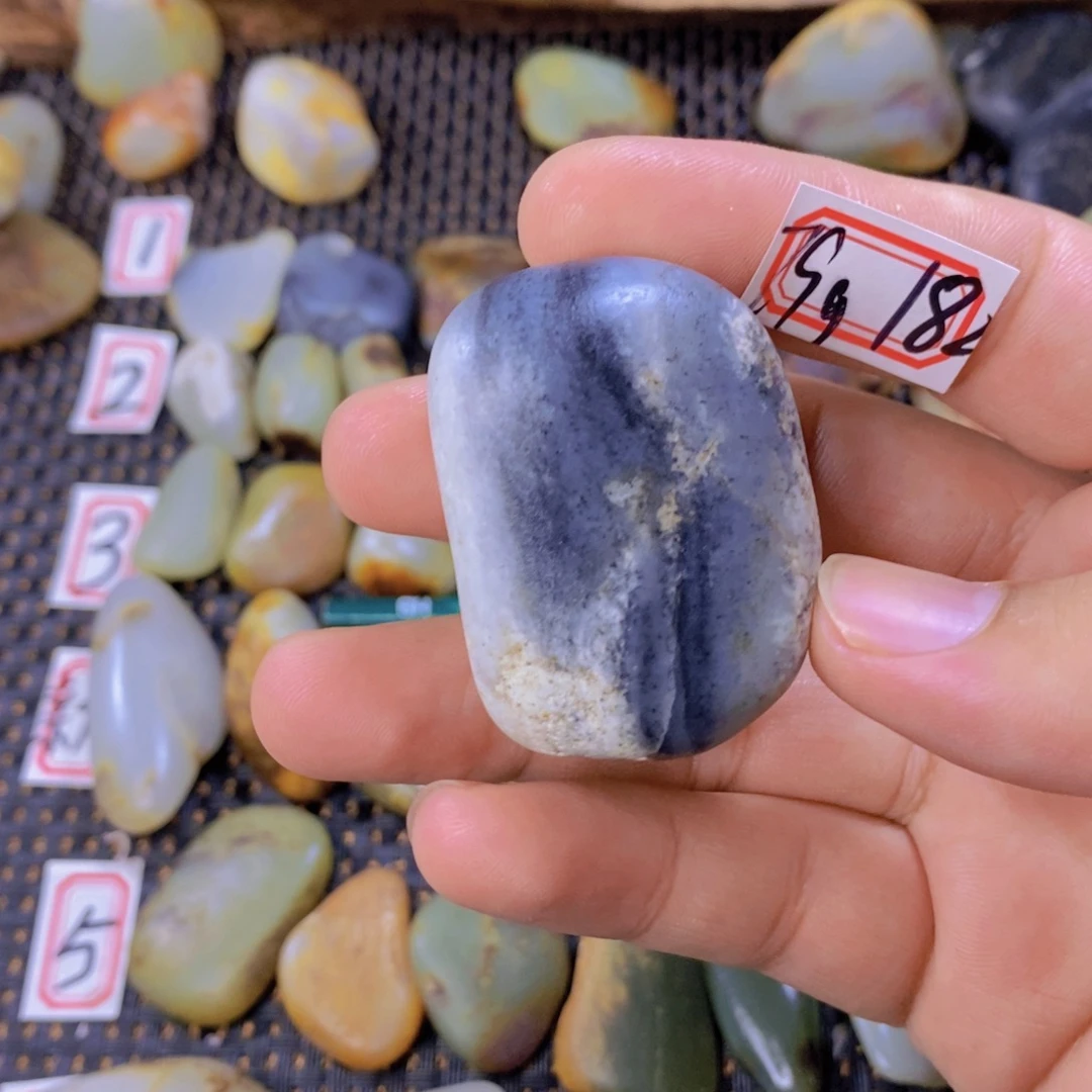 颈饰未镶嵌和田玉（糖玉）