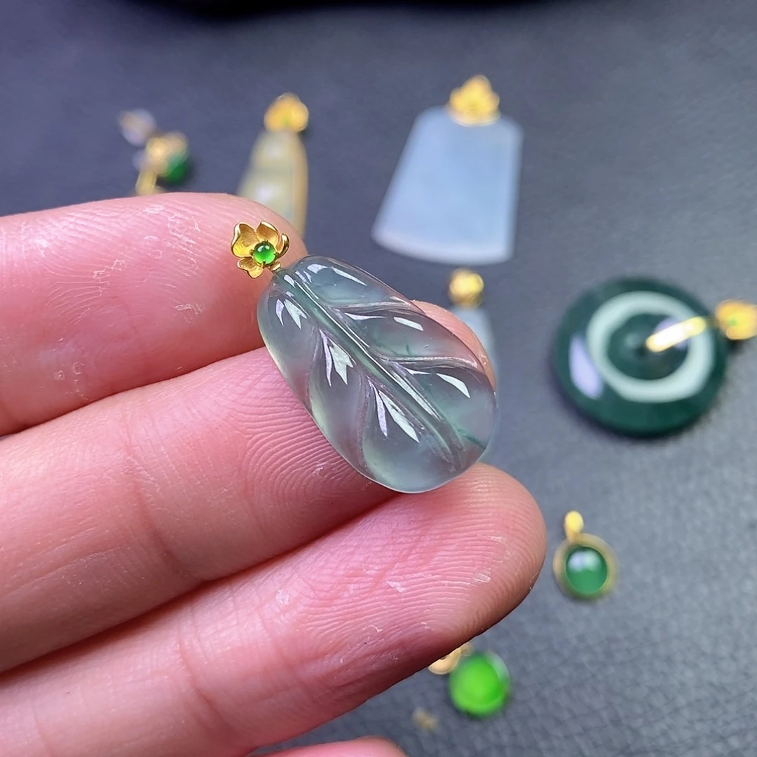 颈饰18K金镶嵌翡翠