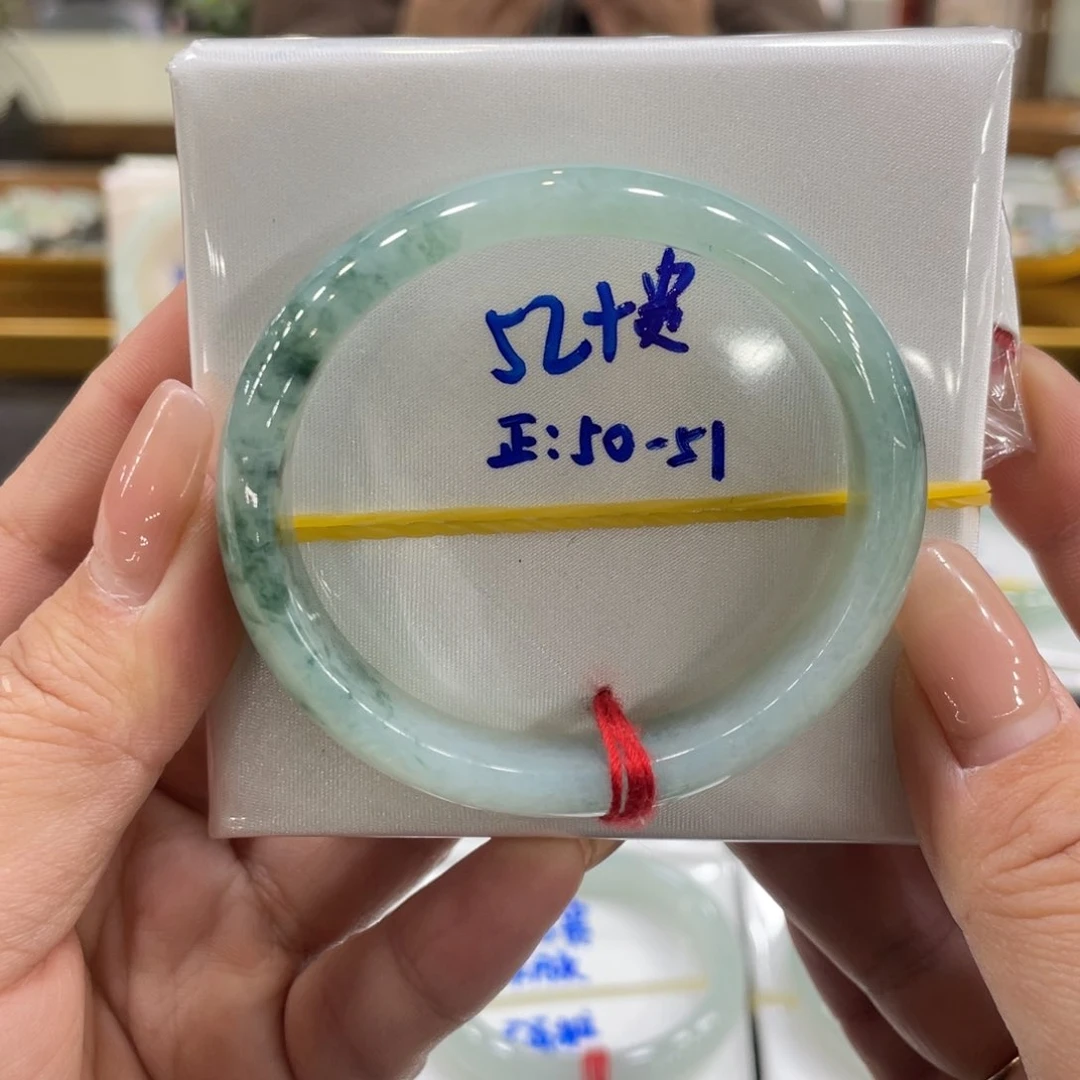 翡翠手镯未镶嵌翡翠