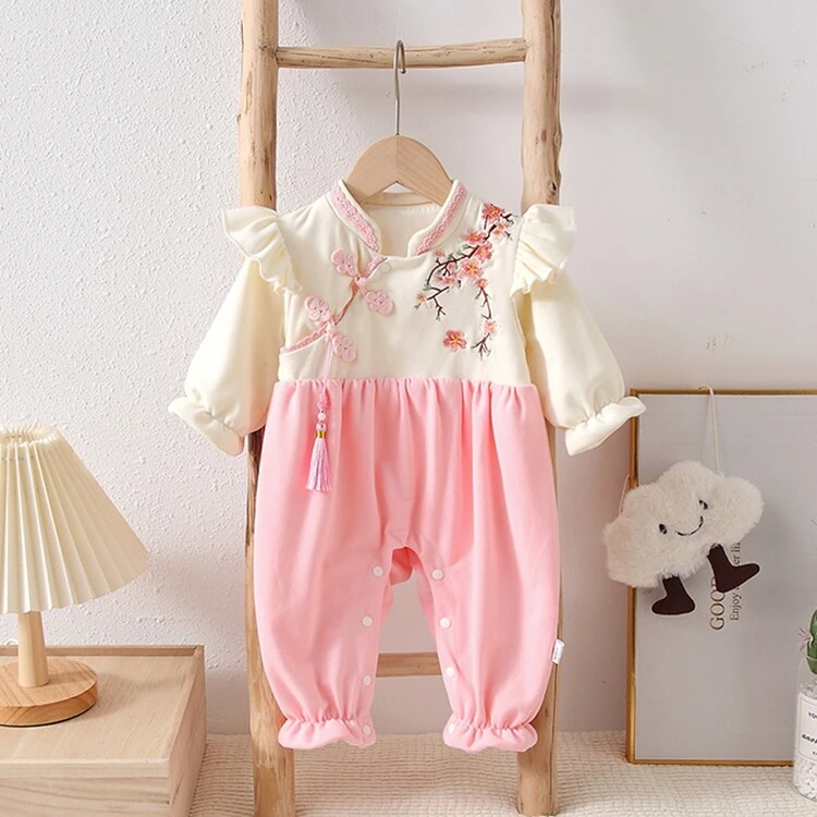 新中式婴儿连体衣2025春新款洋气女宝宝连身哈衣新生儿外出爬服