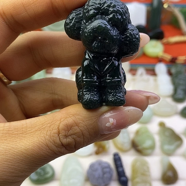 和田玉未镶嵌颈饰旺财