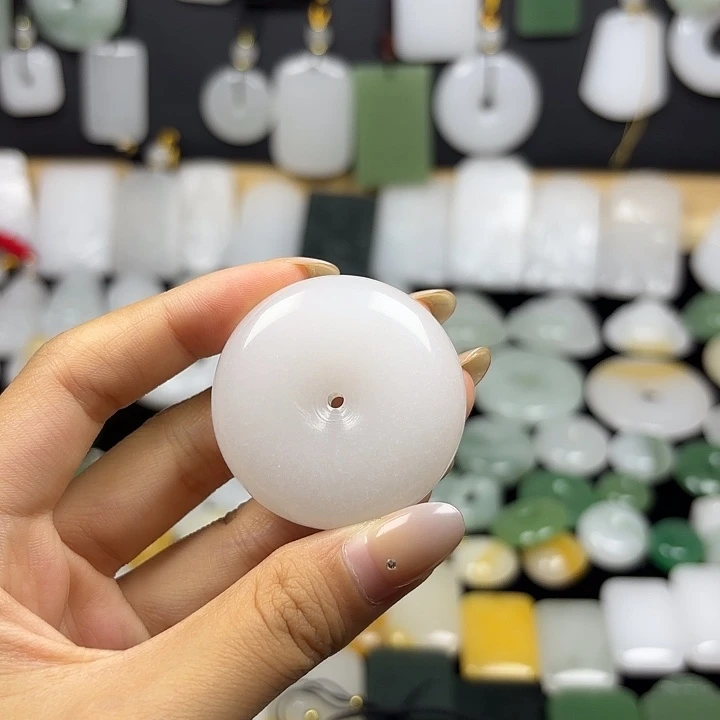 花***絮石英质玉未镶嵌颈饰