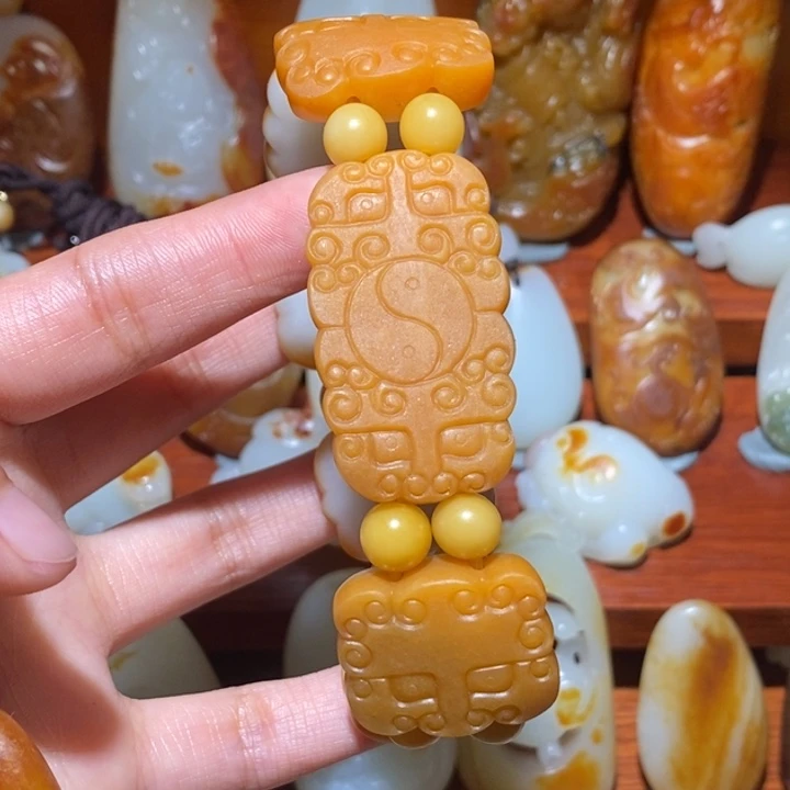 李***然和田玉未镶嵌颈饰