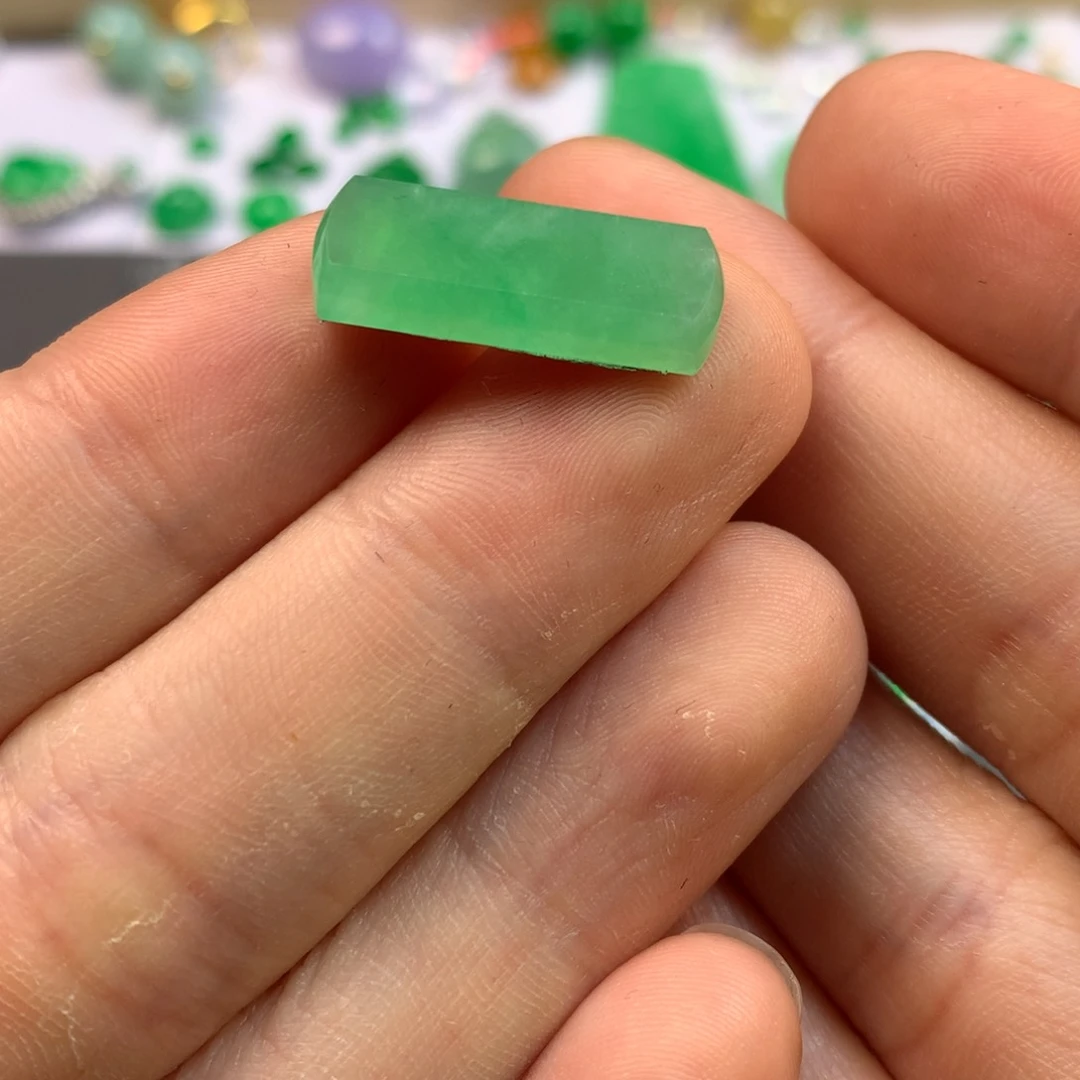 翡翠未镶嵌颈饰马鞍