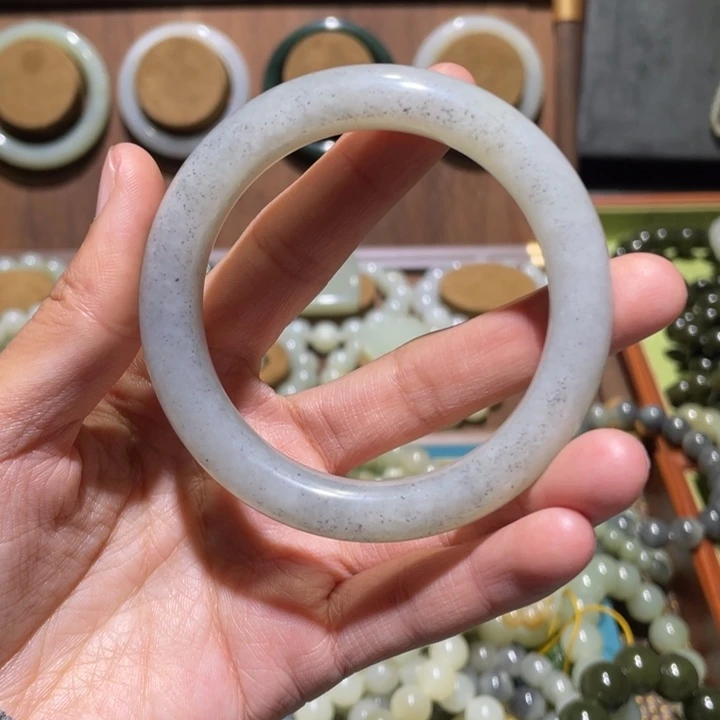 和田玉未镶嵌手镯