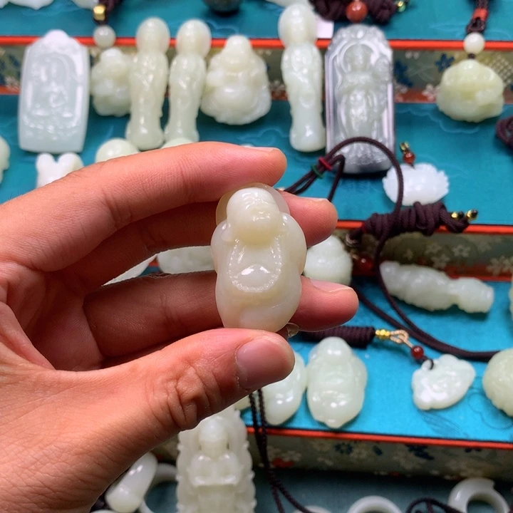 和田玉未镶嵌颈饰静*