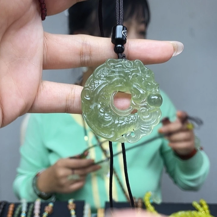 蛇纹石玉未镶嵌颈饰