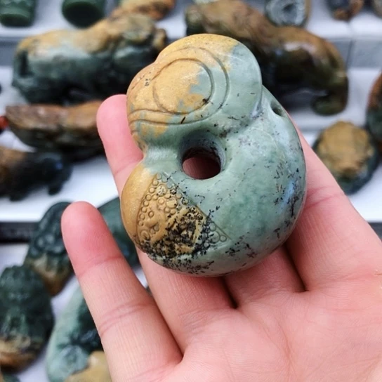 未镶嵌岫岩河磨玉（透闪石质玉）把件