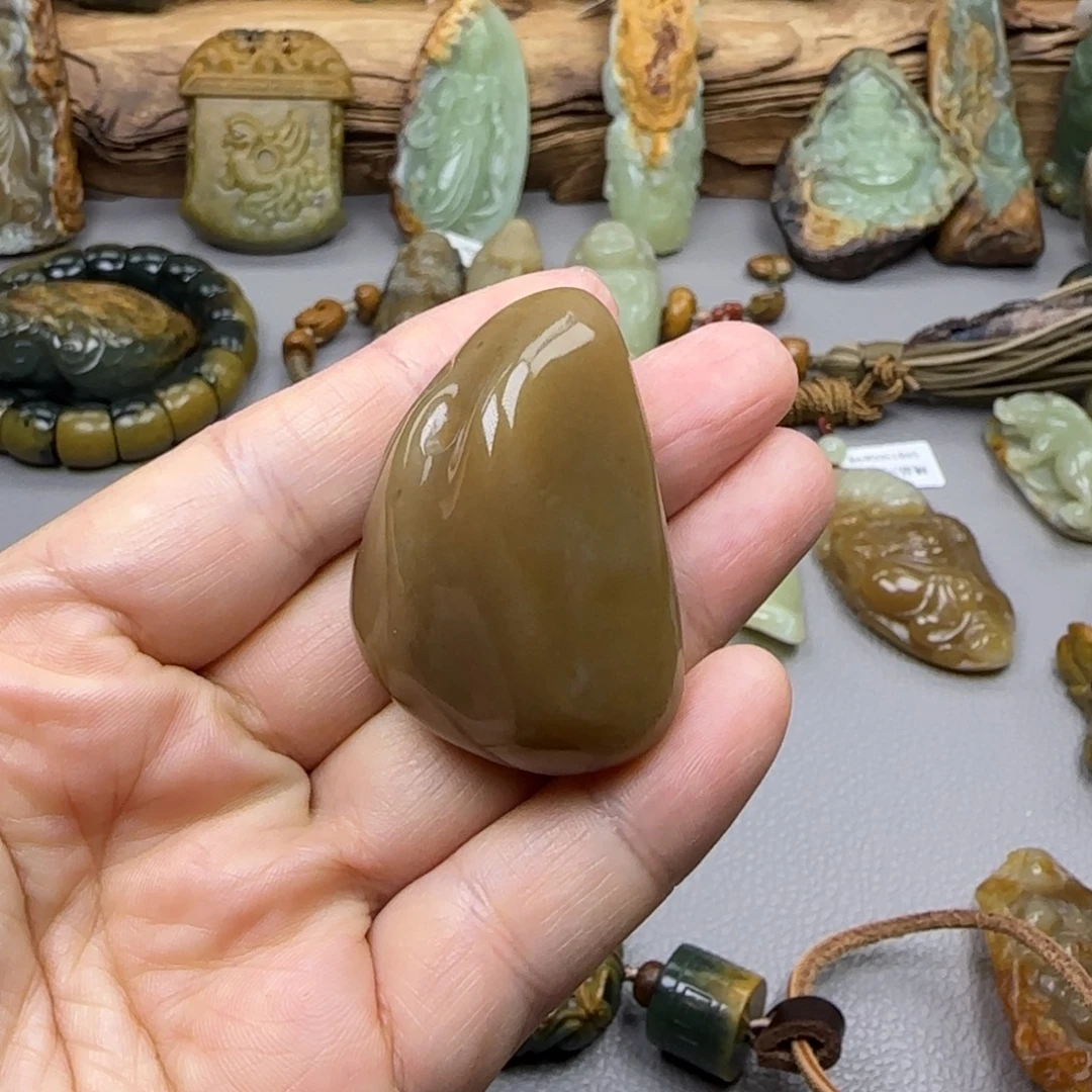 岫岩老玉（透闪石质玉）未镶嵌珠宝奇石