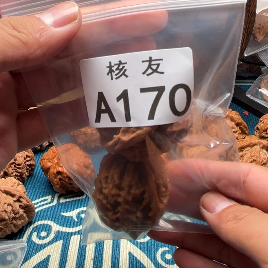 T***K吊坠文玩核桃鸡心