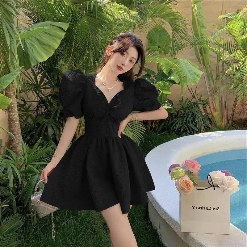 白色小个子辣妹连衣裙拘束小众初恋短款收腰黑色显瘦蓬蓬泡泡袖夏