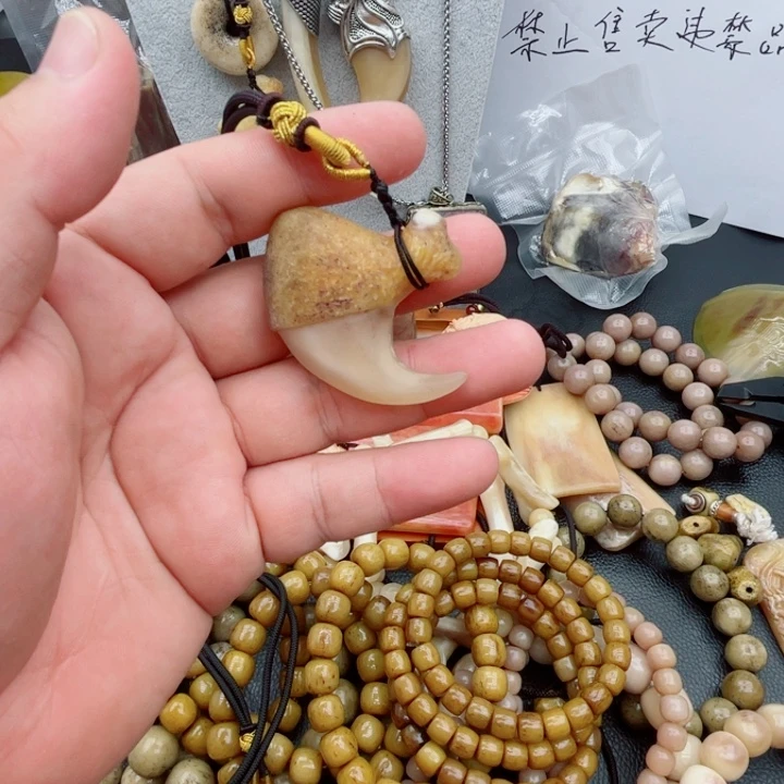 木质类勾勾的吊坠